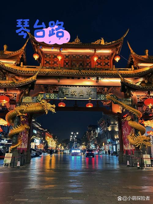 成都是一座充满魅力的城市，汇集着丰富的历史和文化底蕴，拥有着世界瞩目的美食、景点和建筑。如果你来到这座城市旅游，那么就一定不能错过这里的十大必打卡地。